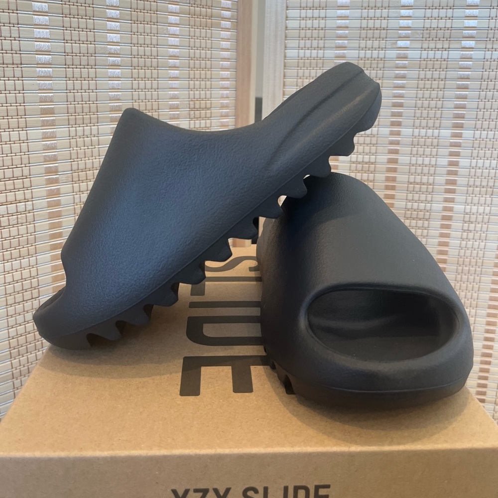 Adidas YEEZY SLIDES in Black